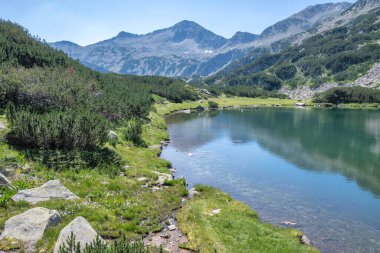 Bulgaristan 'ın Muratovo Gölü etrafındaki Pirin Dağı' nın şaşırtıcı yaz manzarası