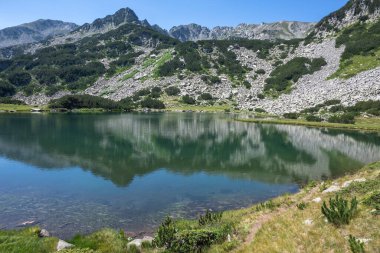 Bulgaristan 'ın Muratovo Gölü etrafındaki Pirin Dağı' nın şaşırtıcı yaz manzarası