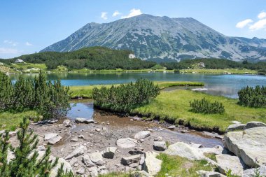 Bulgaristan 'ın Muratovo Gölü etrafındaki Pirin Dağı' nın şaşırtıcı yaz manzarası