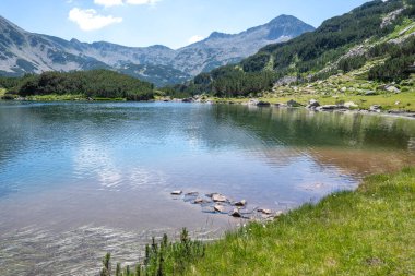 Bulgaristan 'ın Muratovo Gölü etrafındaki Pirin Dağı' nın şaşırtıcı yaz manzarası