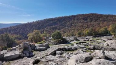 Bulgaristan 'ın Kardzhali Bölgesi, Perperikon antik Trakya kentinin sonbahar manzarası