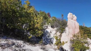 Bulgaristan 'ın Kardzhali kenti yakınlarındaki Taş Düğünü Kaya oluşumunun sonbahar manzarası