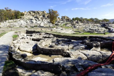Bulgaristan 'ın Kardzhali Bölgesi, Perperikon antik Trakya kentinin sonbahar manzarası
