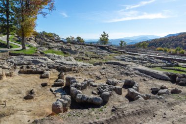 Bulgaristan 'ın Kardzhali Bölgesi, Perperikon antik Trakya kentinin sonbahar manzarası