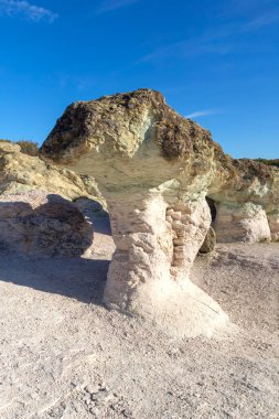 Bulgaristan 'ın Kardzhali bölgesindeki Beli plast köyü yakınlarındaki Kaya oluşumlu Mantar Mantarları