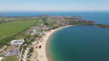 Bulgaristan 'ın Burgaz Bölgesi' nin Sozopol kasabası yakınlarındaki Gradina (Bahçe) plajının havadan manzarası 