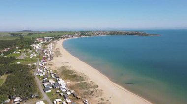 Bulgaristan 'ın Burgaz Bölgesi' nin Sozopol kasabası yakınlarındaki Gradina (Bahçe) plajının havadan manzarası 