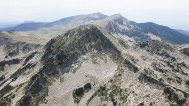 Bulgaristan 'ın Muratov zirvesi yakınlarındaki Pirin Dağı' nın şaşırtıcı hava manzarası