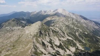 Bulgaristan 'ın Muratov zirvesi yakınlarındaki Pirin Dağı' nın şaşırtıcı hava manzarası