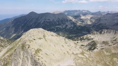 Bulgaristan 'ın Muratov zirvesi yakınlarındaki Pirin Dağı' nın şaşırtıcı hava manzarası