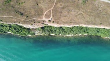 Bulgaristan 'ın Dobrich Bölgesi' ndeki Kaliakra Burnu yakınlarındaki Karadeniz kıyılarının hava manzarası