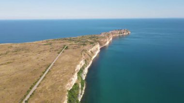 Bulgaristan 'ın Dobrich Bölgesi' ndeki Kaliakra Burnu yakınlarındaki Karadeniz kıyılarının hava manzarası