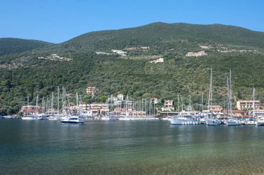 Yunanistan 'ın İyon Adaları' nın Lefkada kentindeki Sivota köyünün yaz manzarası