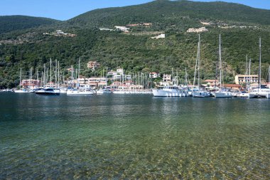 Yunanistan 'ın İyon Adaları' nın Lefkada kentindeki Sivota köyünün yaz manzarası