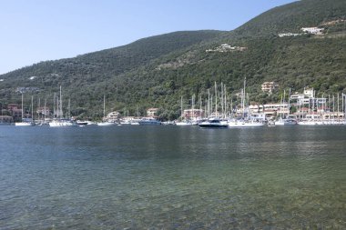 Yunanistan 'ın İyon Adaları' nın Lefkada kentindeki Sivota köyünün yaz manzarası