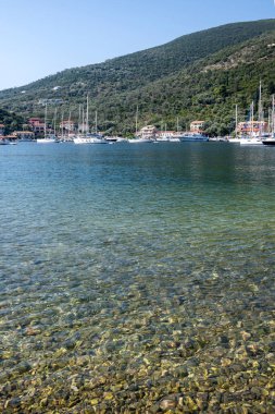 Yunanistan 'ın İyon Adaları' nın Lefkada kentindeki Sivota köyünün yaz manzarası