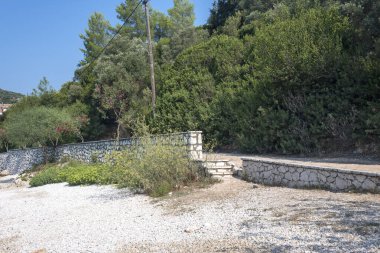 Yunanistan 'ın İyon Adaları' nın Lefkada kentindeki Sivota köyünün yaz manzarası