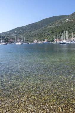 Yunanistan 'ın İyon Adaları' nın Lefkada kentindeki Sivota köyünün yaz manzarası