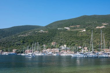 Yunanistan 'ın İyon Adaları' nın Lefkada kentindeki Sivota köyünün yaz manzarası