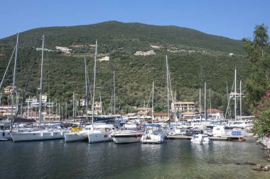 Yunanistan 'ın İyon Adaları' nın Lefkada kentindeki Sivota köyünün yaz manzarası