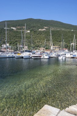 Yunanistan 'ın İyon Adaları' nın Lefkada kentindeki Sivota köyünün yaz manzarası