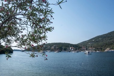 Yunanistan 'ın İyon Adaları' nın Lefkada kentindeki Sivota köyünün yaz manzarası