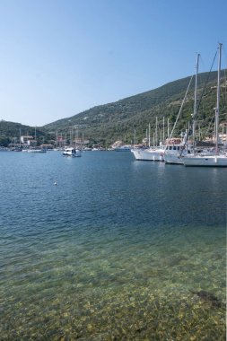 Yunanistan 'ın İyon Adaları' nın Lefkada kentindeki Sivota köyünün yaz manzarası