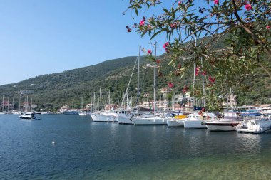 Yunanistan 'ın İyon Adaları' nın Lefkada kentindeki Sivota köyünün yaz manzarası