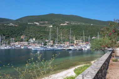 Yunanistan 'ın İyon Adaları' nın Lefkada kentindeki Sivota köyünün yaz manzarası