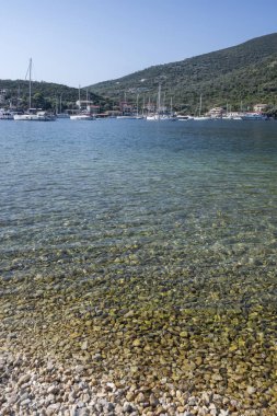 Yunanistan 'ın İyon Adaları' nın Lefkada kentindeki Sivota köyünün yaz manzarası