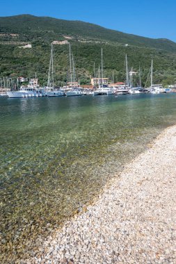 Yunanistan 'ın İyon Adaları' nın Lefkada kentindeki Sivota köyünün yaz manzarası