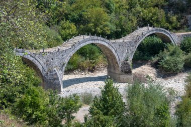 Pindus Dağları 'ndaki Ortaçağ Plakidas (Kalogeriko) Köprüsü, Zagori, Epirus, Yunanistan
