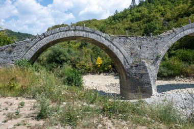 Pindus Dağları 'ndaki Ortaçağ Plakidas (Kalogeriko) Köprüsü, Zagori, Epirus, Yunanistan