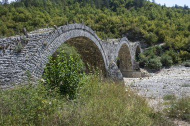Pindus Dağları 'ndaki Ortaçağ Plakidas (Kalogeriko) Köprüsü, Zagori, Epirus, Yunanistan