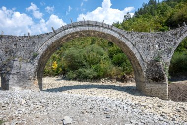 Pindus Dağları 'ndaki Ortaçağ Plakidas (Kalogeriko) Köprüsü, Zagori, Epirus, Yunanistan