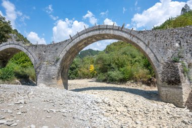 Pindus Dağları 'ndaki Ortaçağ Plakidas (Kalogeriko) Köprüsü, Zagori, Epirus, Yunanistan