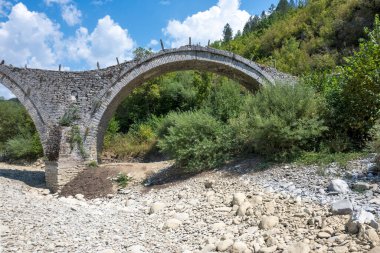 Pindus Dağları 'ndaki Ortaçağ Plakidas (Kalogeriko) Köprüsü, Zagori, Epirus, Yunanistan