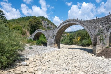 Pindus Dağları 'ndaki Ortaçağ Plakidas (Kalogeriko) Köprüsü, Zagori, Epirus, Yunanistan