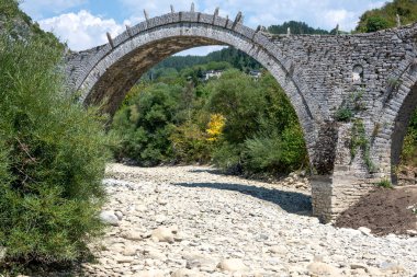 Pindus Dağları 'ndaki Ortaçağ Plakidas (Kalogeriko) Köprüsü, Zagori, Epirus, Yunanistan