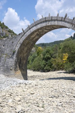 Pindus Dağları 'ndaki Ortaçağ Plakidas (Kalogeriko) Köprüsü, Zagori, Epirus, Yunanistan