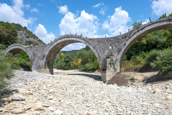 Pindus Dağları 'ndaki Ortaçağ Plakidas (Kalogeriko) Köprüsü, Zagori, Epirus, Yunanistan