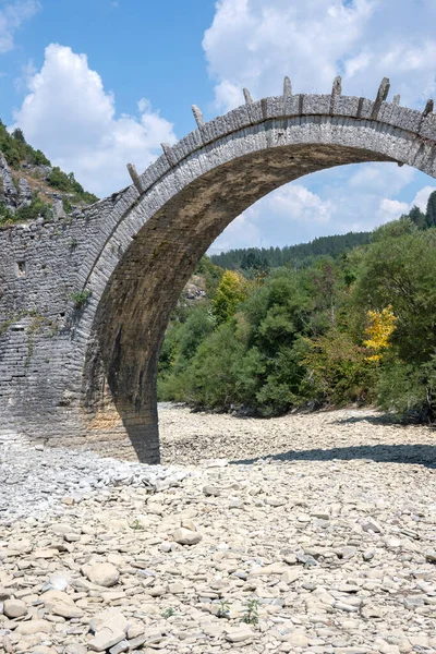 Pindus Dağları 'ndaki Ortaçağ Plakidas (Kalogeriko) Köprüsü, Zagori, Epirus, Yunanistan