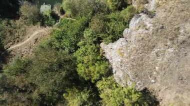 Bulgaristan 'ın Lovech Bölgesi' ndeki Aglen köyü yakınlarından geçen Vit Nehri 'nin şaşırtıcı hava manzarası