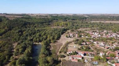 Bulgaristan 'ın Lovech Bölgesi' ndeki Aglen köyü yakınlarından geçen Vit Nehri 'nin şaşırtıcı hava manzarası