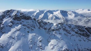 Bulgaristan 'ın Musala zirvesi yakınlarındaki Rila Dağı' nın şaşırtıcı hava kışı manzarası