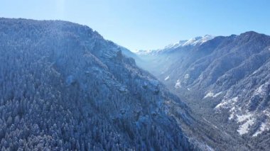 Bulgaristan 'ın Sofya Bölgesi Beli Iskar köyü yakınlarındaki Rila Dağı' nın kış manzarası