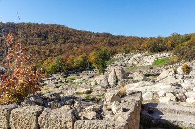 Bulgaristan 'ın Kardzhali Bölgesi, Perperikon antik Trakya kentinin sonbahar manzarası