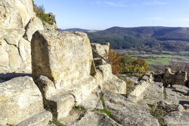 Bulgaristan 'ın Kardzhali Bölgesi, Perperikon antik Trakya kentinin sonbahar manzarası