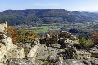 Bulgaristan 'ın Kardzhali Bölgesi, Perperikon antik Trakya kentinin sonbahar manzarası