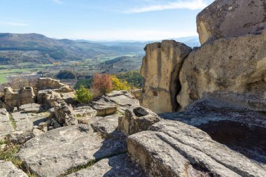 Bulgaristan 'ın Kardzhali Bölgesi, Perperikon antik Trakya kentinin sonbahar manzarası